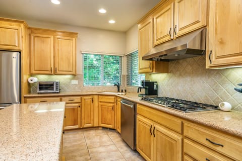 Large gourmet kitchen, GE & Bosch stainless steel appliances & 6 burner cooktop.