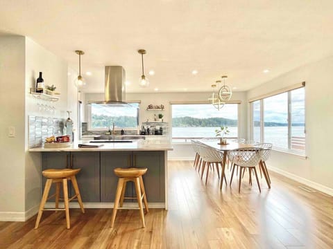 Kitchen peninsula and dining room, viewing from the living room