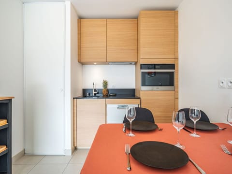 Water, Sky, Property, Plant, Building, Cloud, Swimming Pool, Tree, Residential Area, Grass