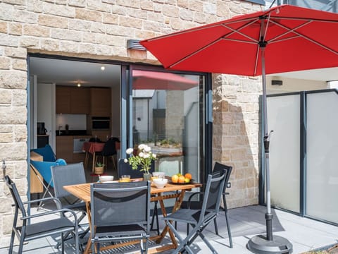 Water, Sky, Property, Plant, Building, Cloud, Swimming Pool, Tree, Residential Area, Grass