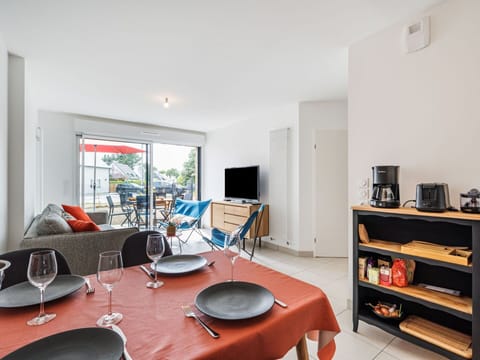 Water, Sky, Property, Plant, Building, Cloud, Swimming Pool, Tree, Residential Area, Grass