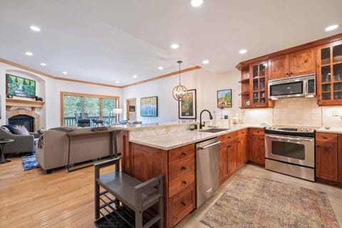 oxfordcourt-205-8003_54704547001_o