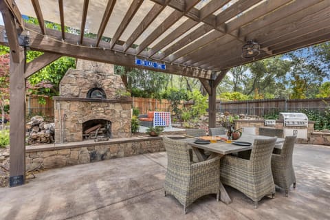 Backyard Complete with outdoor kitchen, wood-fire pizza oven and outdoor fireplace. Peaceful, quite, perfect to disconnect backyard.