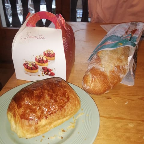 Lovely baker 1 min away!