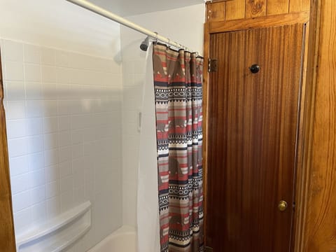 Combined shower/tub, towels