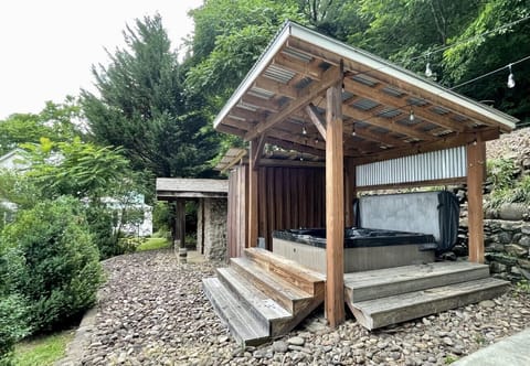 Outdoor spa tub