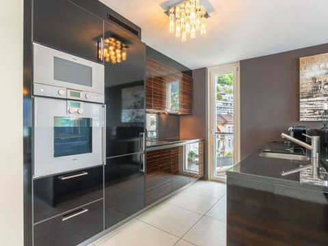 Property, Cabinetry, Countertop, Building, Lighting, Wood, Interior Design, House, Living Room, Floor