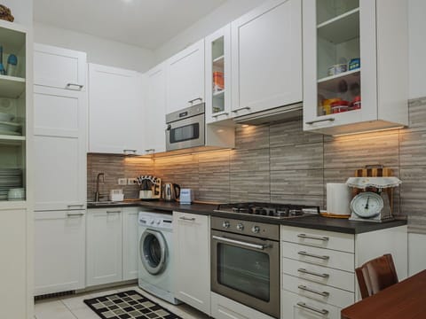 Water, Sky, Property, Plant, Building, Cloud, Swimming Pool, Tree, Residential Area, Grass