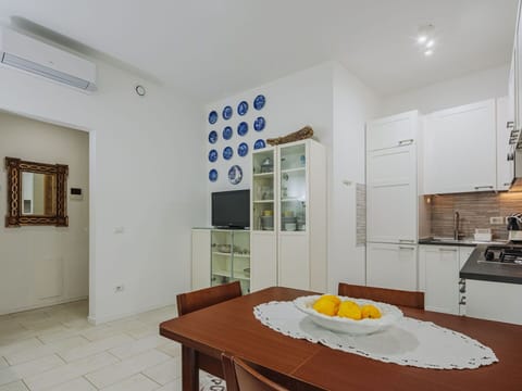 Water, Sky, Property, Plant, Building, Cloud, Swimming Pool, Tree, Residential Area, Grass