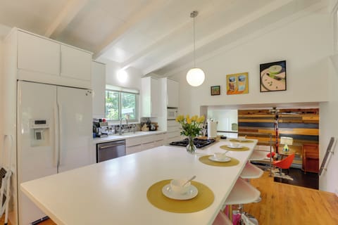 Kitchen | Cooking Basics | Coffee Maker | Paper Towels/Trash Bags Provided