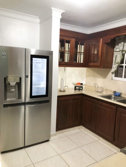 Fridge, oven, stovetop, coffee/tea maker