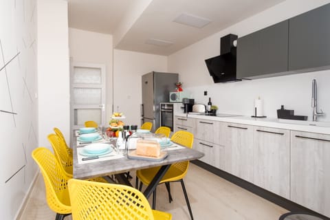 The big dining table where you can enjoy your meal