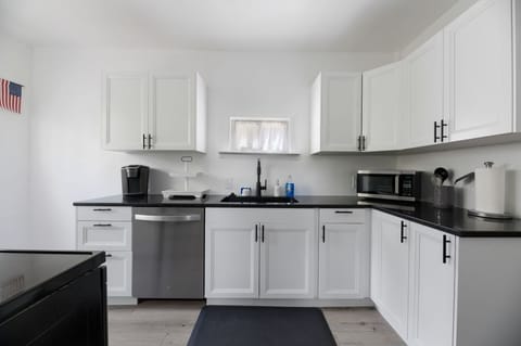 Private kitchen | Fridge, microwave, oven, stovetop