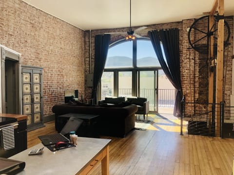 Ahhh, 13 ft ceilings, SPACE! VIEW!