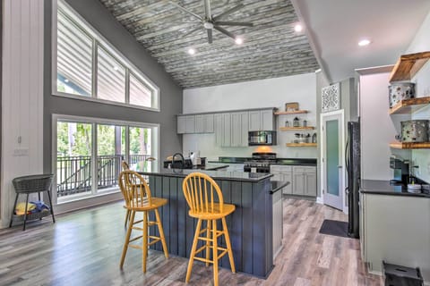 Dining Area & Kitchen