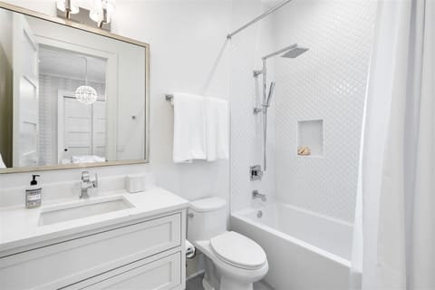 Combined shower/tub, hair dryer, towels