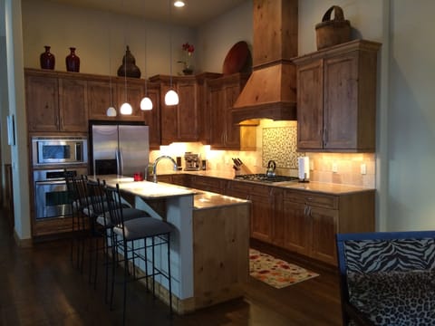 Kitchen with 4 bar stools.