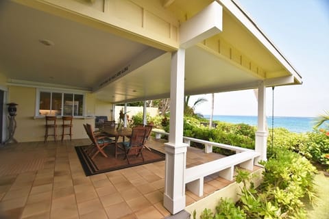 Lanai with large dining table.