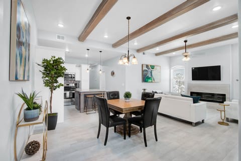 Easy acces to I-10/Sundland (5 min)
quiet and friendly neighborhood!