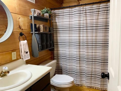 Bathtub, hair dryer, towels