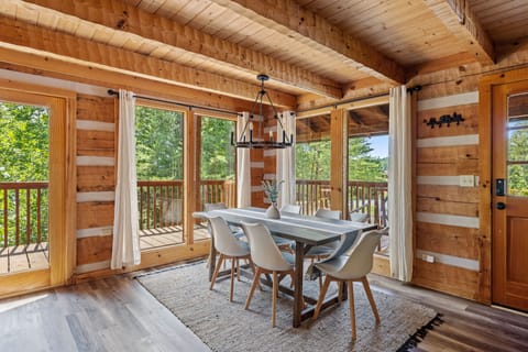 Seating for 8 guests.
6 on the dining table and 2 on the kitchen bar area.