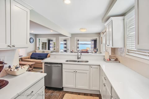 Private kitchen | Fridge, microwave, oven, stovetop