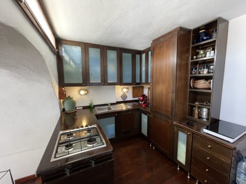 Fridge, oven, dishwasher, coffee/tea maker