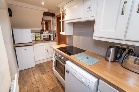 You have everything that you need to make delicious dinners in the kitchen at Jasmine Cottage