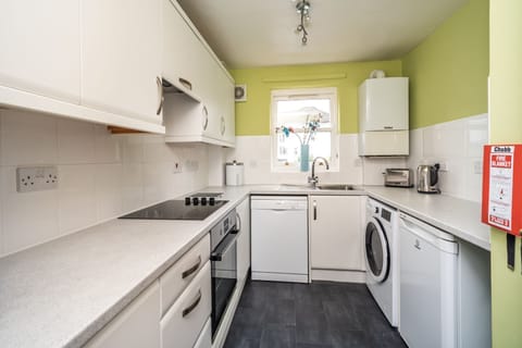 The light bright kitchen has everything that you need to cook dinner during your self catering holiday