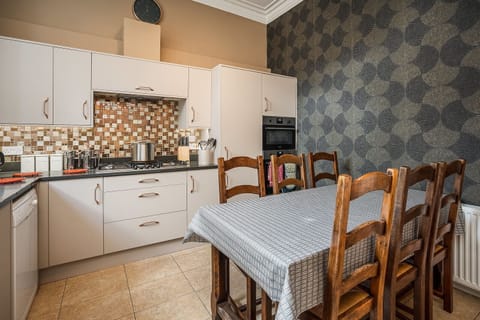 Fully equipped kitchen.