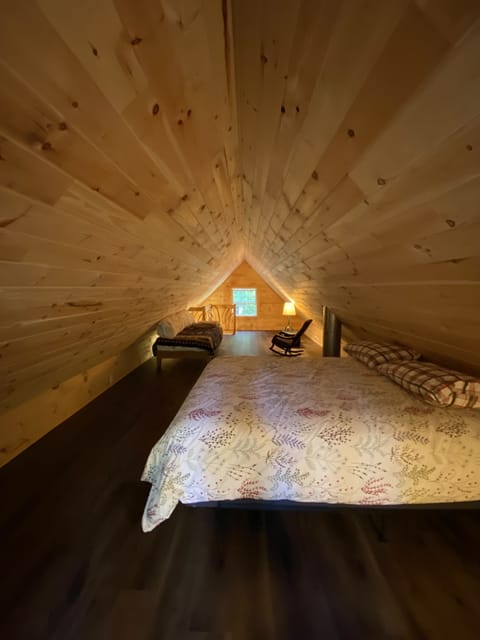 1 bedroom, desk, travel crib, internet