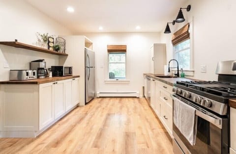 Private kitchen | Fridge, microwave, oven, stovetop