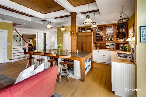 Fully-equipped kitchen with island