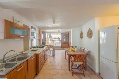 Fridge, oven, stovetop, coffee/tea maker