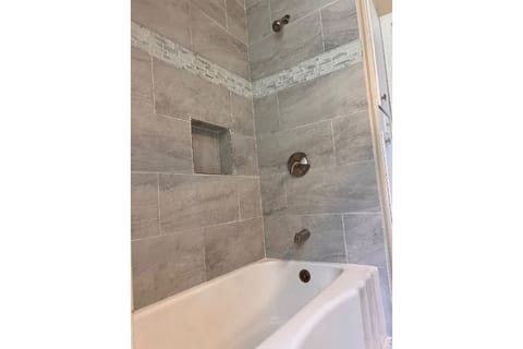 Combined shower/tub, towels