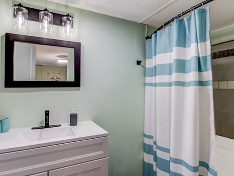 Combined shower/tub, hair dryer, towels