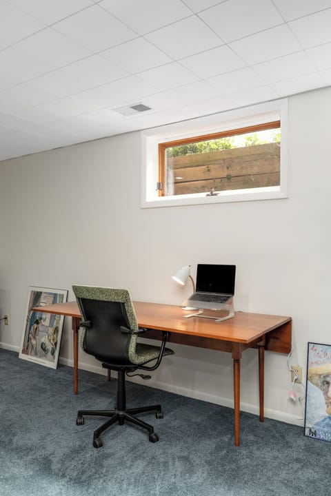 Bedroom #5, Workspace