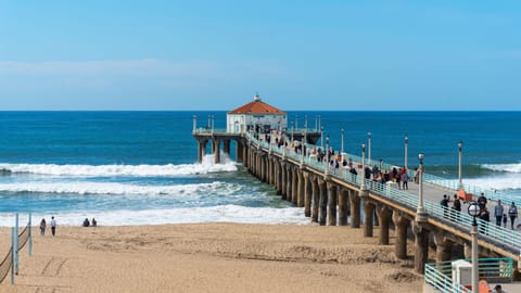 Beach nearby, sun loungers, beach towels