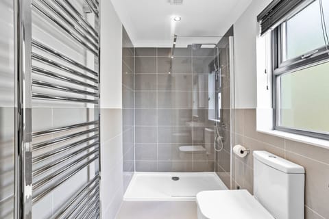 Combined shower/tub