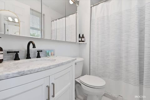 Combined shower/tub, hair dryer, towels