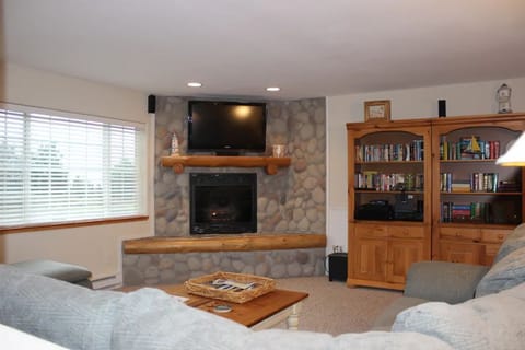 Smart TV, fireplace, DVD player, streaming services