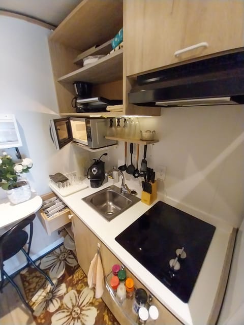 Fridge, microwave, stovetop, coffee/tea maker