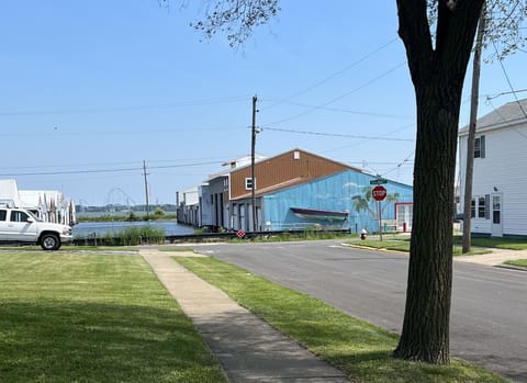 COVE DISTRICT HOUSE WITH VIEW OF CEDAR POINT House in Sandusky