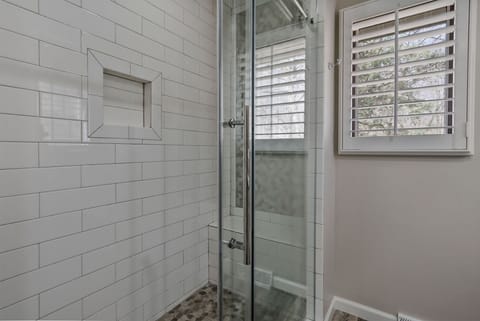 Combined shower/tub, hair dryer, towels