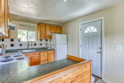 Fridge, oven, stovetop, coffee/tea maker