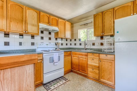 Fridge, oven, stovetop, coffee/tea maker