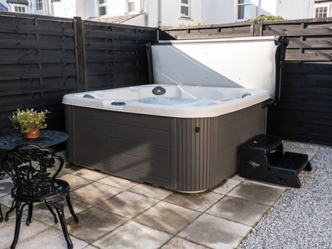 Hot tub | Auchengool House, Kirkcudbright