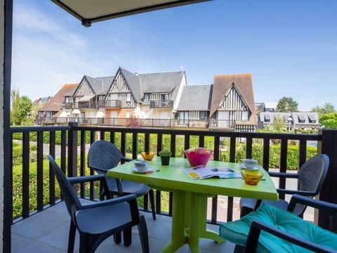 Sky, Plant, Building, Daytime, Property, Window, Tree, Architecture, Urban Design, Leisure