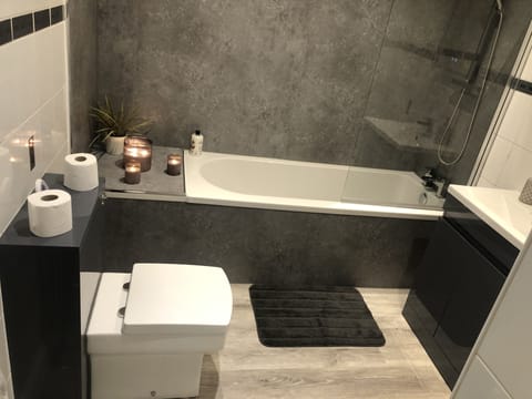 Combined shower/tub, hair dryer, towels