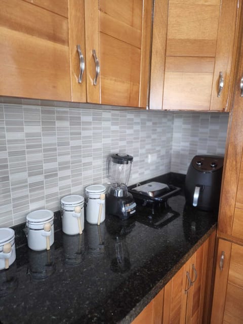 Fridge, oven, stovetop, coffee/tea maker